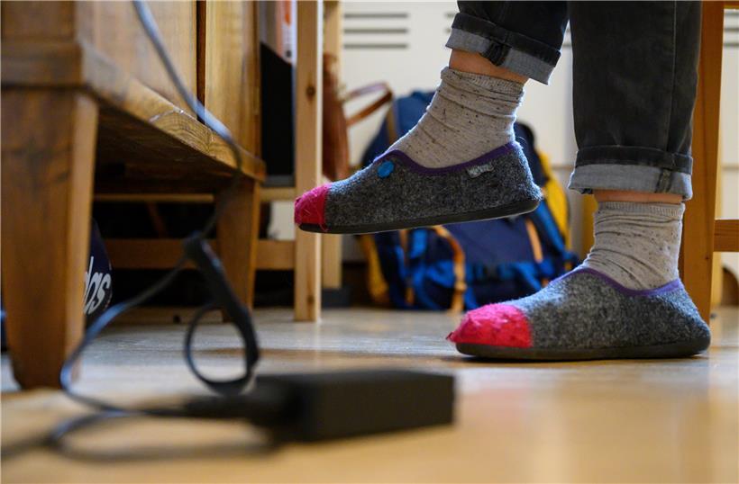 Zu Hause darf es natürlich auch etwas gemütlicher zugehen. Dennoch raten Experten, nicht im Pyjama zu arbeiten, sondern auch in puncto Kleidung eine klare Trennlinie zu zeichnen. 
