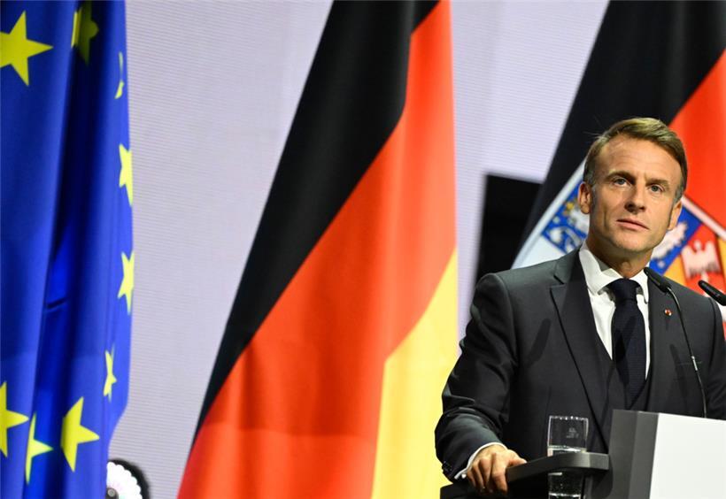 Zu Hause verursacht er Krisen, bei den Nachbarn kann er sich als Europäer feiern lassen: Emmanuel Macron 
