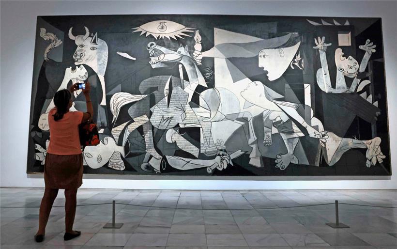Zu den Publikumsmagneten gehört auch das Reina-Sofía-Museum mit seinem berühmten riesigen Picasso-Kriegsgemälde „Guernica“
