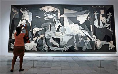 Zu den Publikumsmagneten gehört auch das Reina-Sofía-Museum mit seinem berühmten riesigen Picasso-Kriegsgemälde „Guernica“

