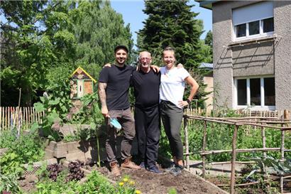 Zu dritt geben Julian Siegers, Herr Heinen und Carole Schuller (v.l.n.r.) den Jugendlichen Anweisungen zur Gartenarbeit
