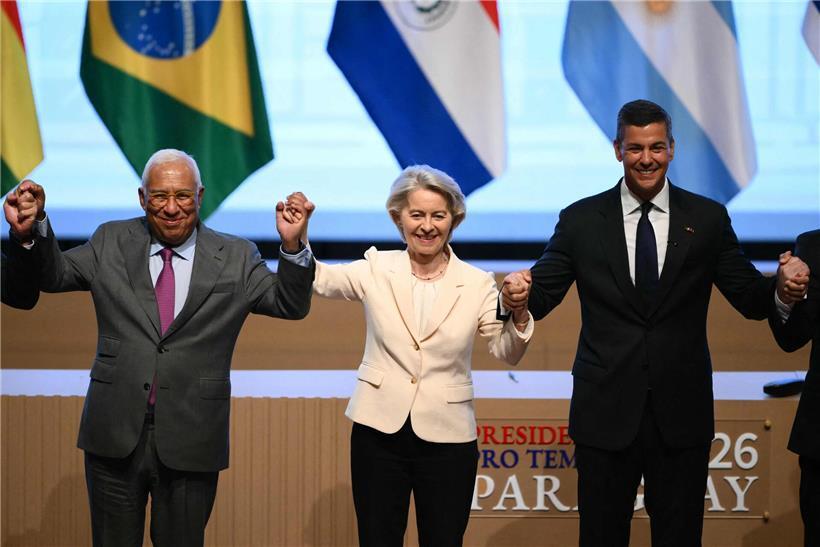 Antonio Costa, Ursula von der Leyen und Präsident Santiago Pena bei Vertragsunterzeichnung in Asunción, Paraguay