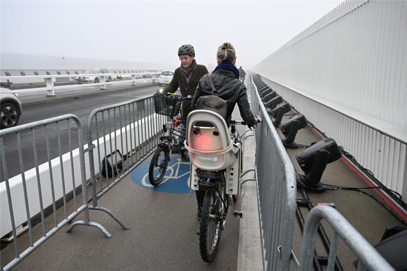 Zu heiklen Situationen kommt es momentan auf der Roten Brücke, wenn zwei Mensche...