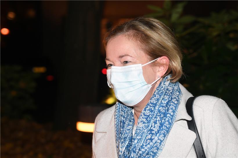 Zu später Stunde stellte sich Gesundheitsministerin Paulette Lenert noch den Fragen der Journalisten, nachdem sie die neuen Maßnahmen im Parlament vorgestellt hatte
