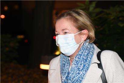 Zu später Stunde stellte sich Gesundheitsministerin Paulette Lenert noch den Fragen der Journalisten, nachdem sie die neuen Maßnahmen im Parlament vorgestellt hatte
