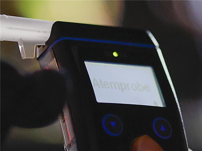 Zu viel Alk im Blut: Ein Autofahrer hat mit seinem Auto am Sonntag Pingpong auf der A13 gespielt