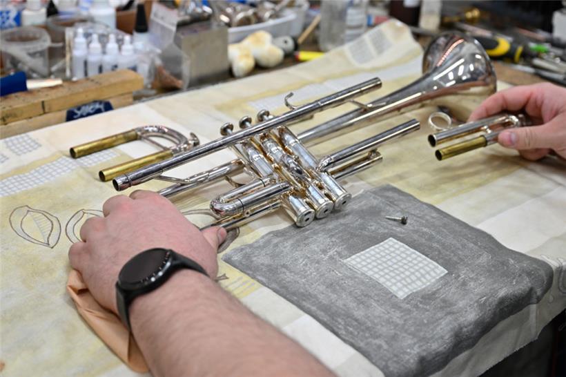 Zuerst heißt es, das Instrument auseinanderzunehmen. Manchmal sitzen Ventile und...