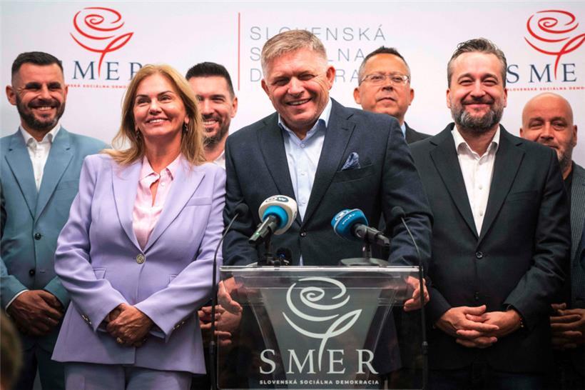 Zufriedene Gesichter bei Viktor Orbans slowakischen Freunden: Robert Fico (M.) und Parteimitglieder nach der Verkündung des Wahlergebnisses in Bratislava
