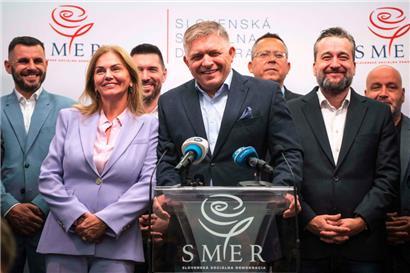 Zufriedene Gesichter bei Viktor Orbans slowakischen Freunden: Robert Fico (M.) und Parteimitglieder nach der Verkündung des Wahlergebnisses in Bratislava
