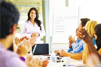 Zufriedene Gesichter bei einem Meeting – die Mehrheit der Erwerbstätigen in Luxemburg teilt diese Zufriedenheit
