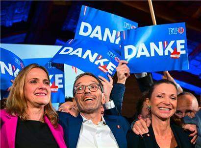 Zufriedene Gesichter: der Parteichef der rechtspopulistischen FPÖ Herbert Kickl
