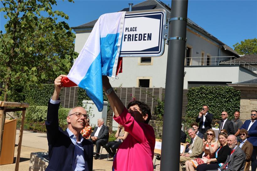 Zufriedene Gesichter: der Premierminister und die Conterner Bürgermeisterin Marion Zovilé-Braquet bei der Einweihung der place Luc Frieden
