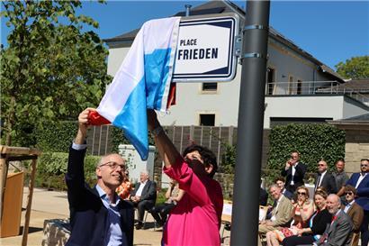 Zufriedene Gesichter: der Premierminister und die Conterner Bürgermeisterin Marion Zovilé-Braquet bei der Einweihung der place Luc Frieden
