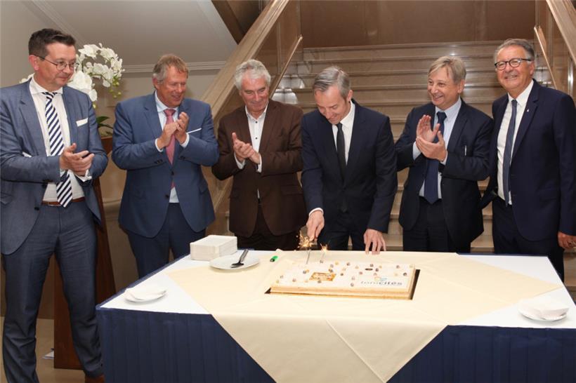 Zum 16. Geburtstag der Zusammenarbeit schneidet Eschs Bürgermeister Georges Mischo (Dritter von rechts) eine Torte an
