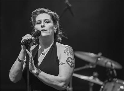 Zum 20-jährigen Bestehen der Stiftung Schloss Neuhardenberg steht die Sängerin AnNa R. (Andrea Neuenhofen), bei dem Konzert „Pankow und Gäste“ auf der Bühne im Schlosspark.
