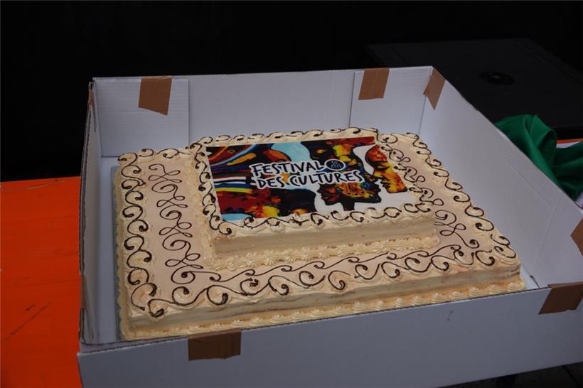 Zum 30. Geburtstag des Festivals gab es einen Kuchen mit dem Plakat der Jubiläum...