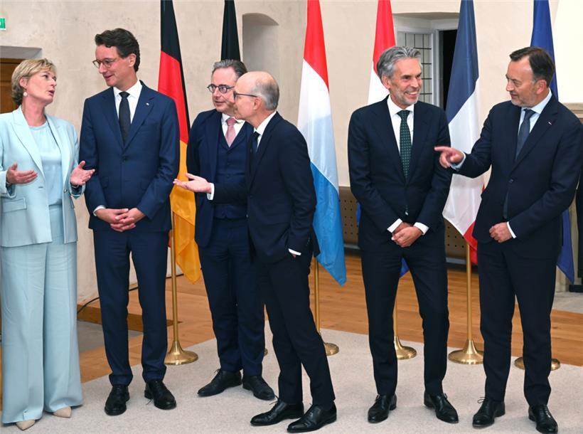 Zum Abschluss der Gespräche mischten sich Luxemburger Parlamentarier unter die Regierungschefs: Francine Closener (LSAP) im Gespräch mit Hendrik Wüst, Bart De Wever, Luc Frieden, Dick Schoof, François Decoster (v.l.n.r.)
