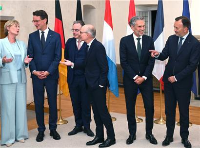 Zum Abschluss der Gespräche mischten sich Luxemburger Parlamentarier unter die Regierungschefs: Francine Closener (LSAP) im Gespräch mit Hendrik Wüst, Bart De Wever, Luc Frieden, Dick Schoof, François Decoster (v.l.n.r.)
