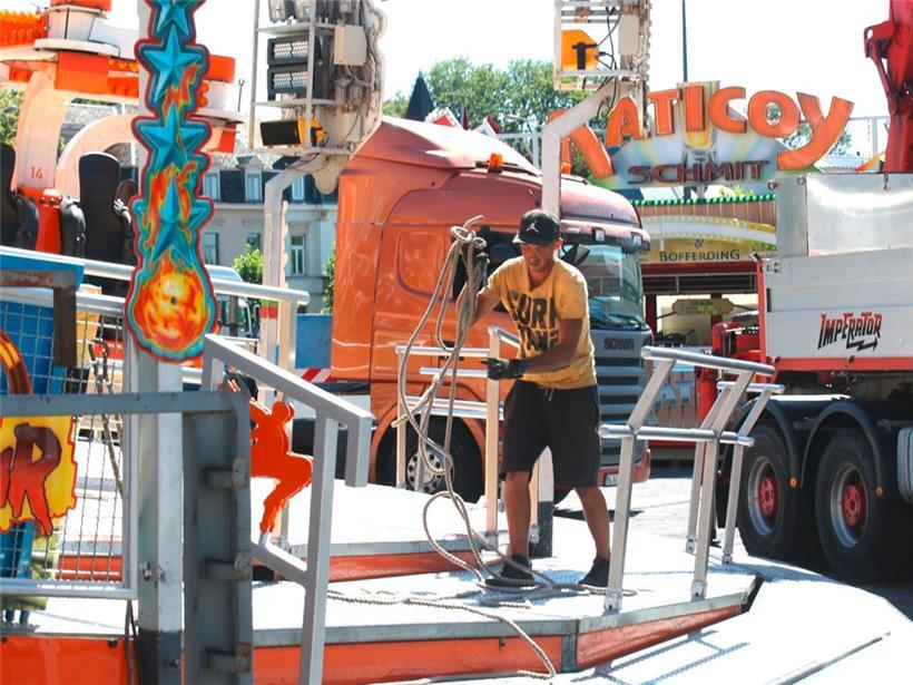 Zum Auftakt der Fouer am Freitag werden alle Fahrgeschäfte startklar und kundensicher gemacht
