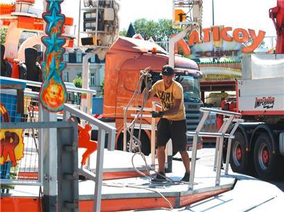 Zum Auftakt der Fouer am Freitag werden alle Fahrgeschäfte startklar und kundensicher gemacht
