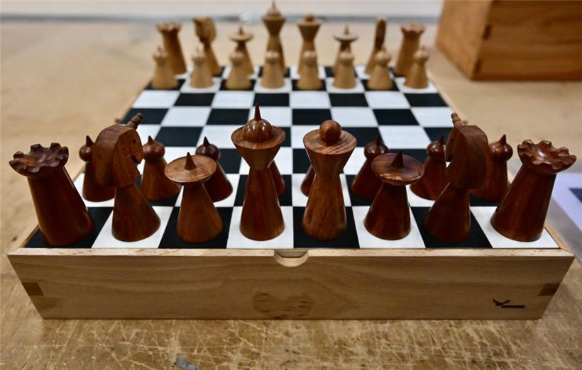 Zum Beispiel an ein aufwändig gestaltetes Schachset aus Holz