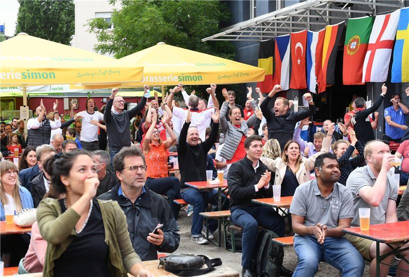Zum EM-Finale am Sonntag sind in Luxemburg wieder zahlreiche öffentliche Veranstaltungen vorgesehen. Polizeiminister Kox ermahnt die Bevölkerung, die sanitären Bestimmungen dabei nicht zu vernachlässigen.
