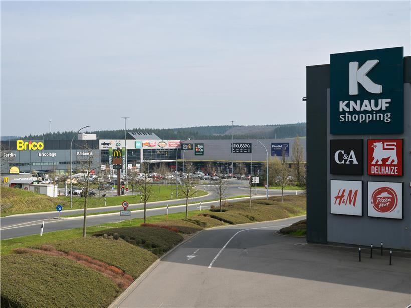 Winseler Familie beim Einkaufen in Pommerloch, Alltagsszene im ländlichen Luxemburg