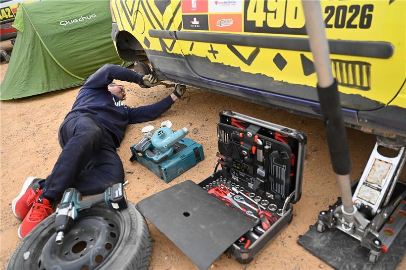 Am Samstag begannen die Probleme Alain arbeitet konzentriert mit professionellem Werkzeug an technischem Projekt, Kompetenz und Präzision sichtbar