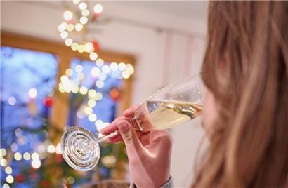 Zum Jahreswechsel gibt es für viele ein Glas Sekt – bevor für 2023 dann allgemein der Vorsatz gilt, weniger Alkohol zu trinken
