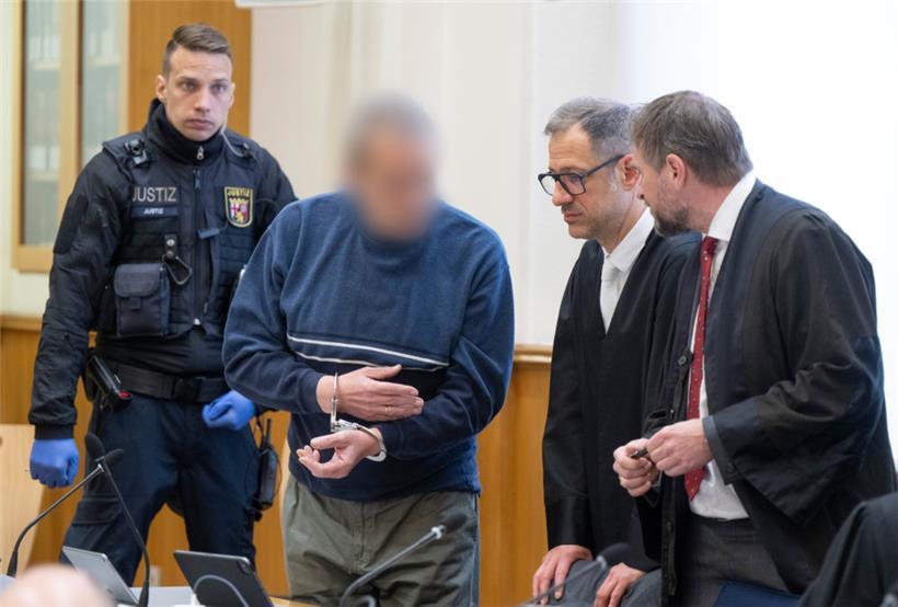 Zum Prozessauftakt wird ein mutmaßliches Mitglied der Terrorgruppe „Vereinte Patrioten“ in den Verhandlungssaal gebracht und unterhält sich mit seinen Verteidigern
