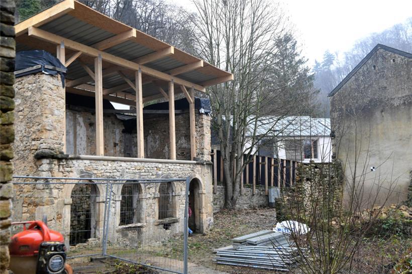 Zum Schutz der Gebäude wurden Schutzdächer errichtet
