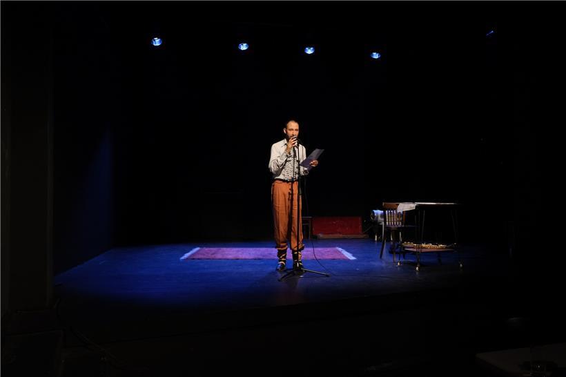 Zum Teil las Nico Delpy die Passagen von bedruckten Seiten ab, teils rezitierte er sie auswendig. Die Mischung erlaubte es dem Schauspieler, seinen Vortrag noch abwechslungsreicher zu gestalten.
