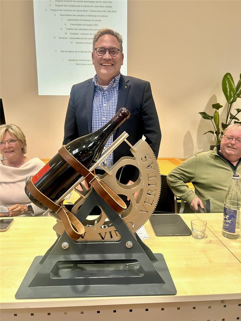 Guy Krier mit Weinbauministerin Marine Hansen und Winzer Henri Ruppert bei Präsentation eines Flaschen-Ausschenkgeräts zum 20-jährigen Jubiläum