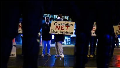 Zum ersten Mal hat es zu den Protesten gegen die Corona-Maßnahmen einen Gegenprotest gegeben
