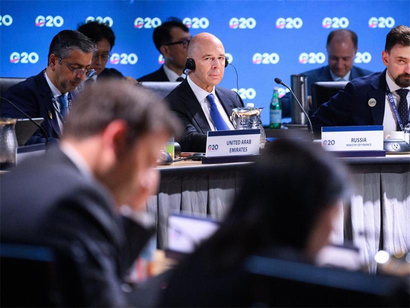 Zum ersten Mal seit Ausbruch des Krieges sitzt ein Russe am G20-Tisch: Anton Siluanow (2.v.l.), russischer Finanzminister