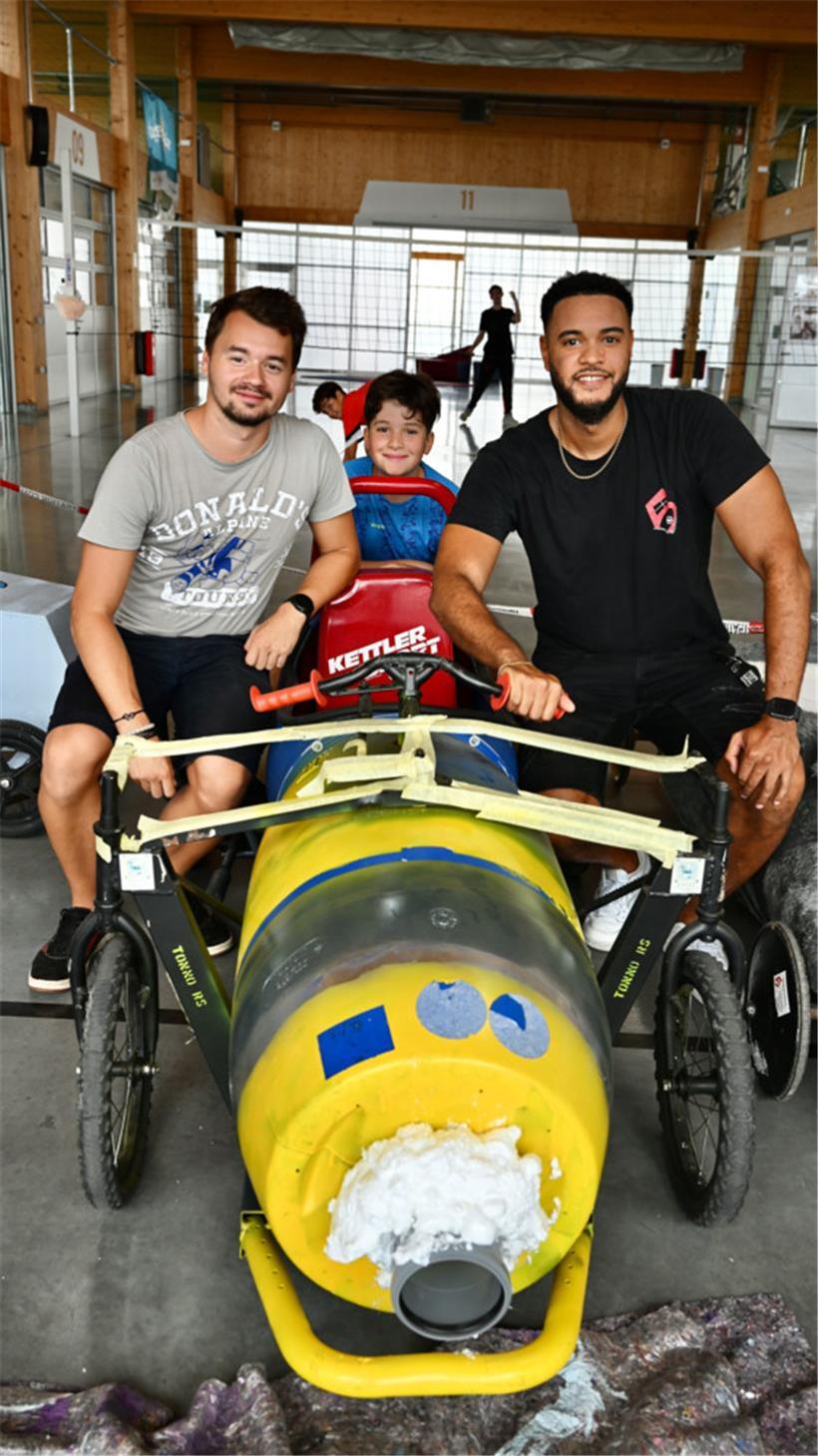 Zum ersten Mal wurde ein Workshop organisiert, bei dem die jungen Menschen ihre „Karren“ aufmotzen konnten
