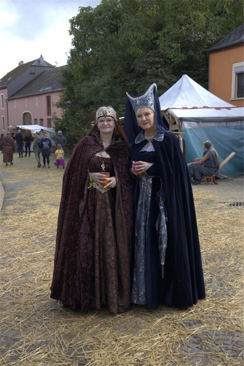 Zum feierlichen Anlass zeigt man sich natürlich in feierlichster Festkleidung