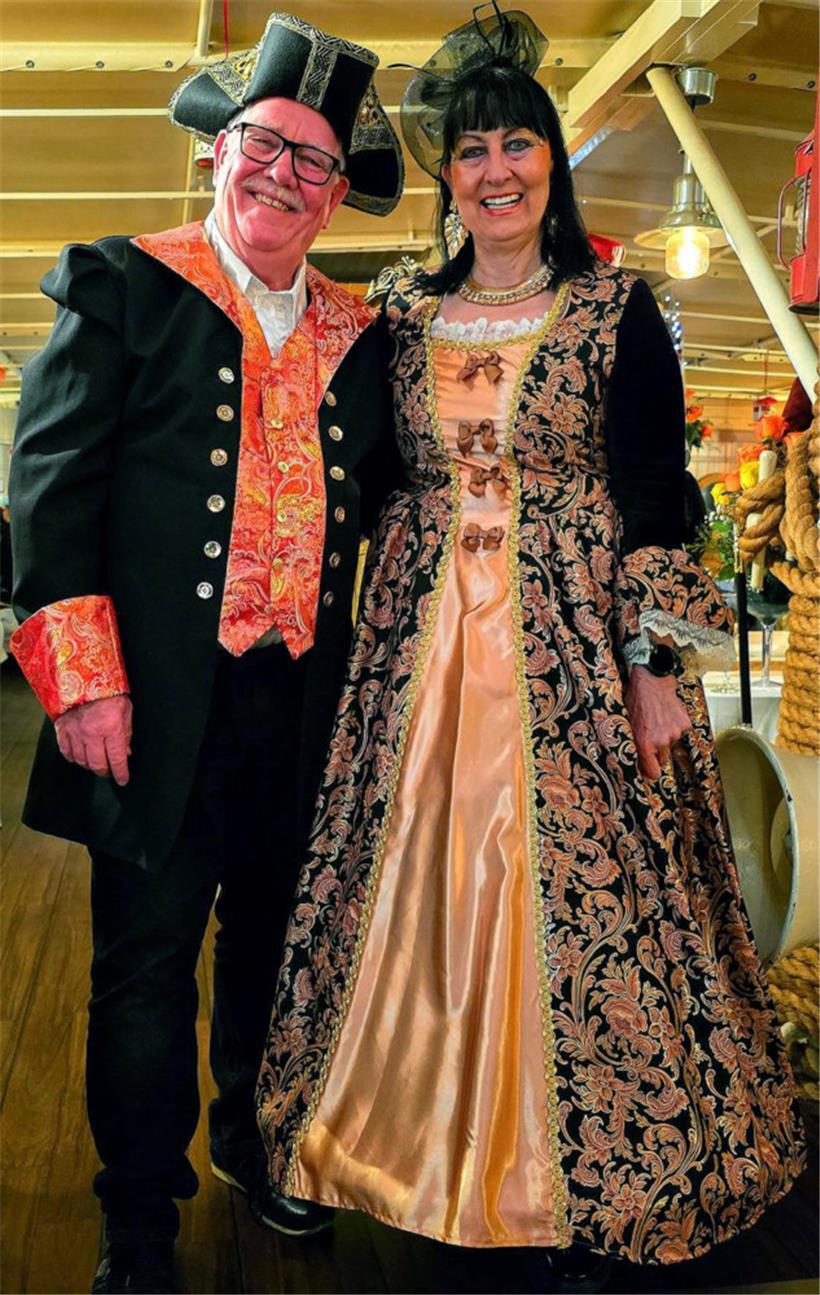 Zum umfangreichen Fundus gehören zahlreiche prachtvolle Kostüme und auch närrisc...