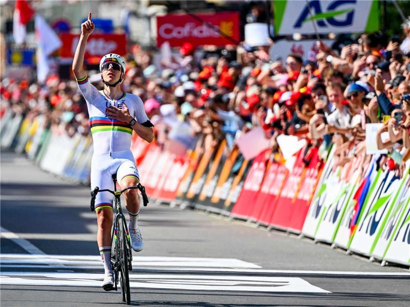 Tadej Pogacar feiert seinen vierten Sieg bei der Radrennen Liège-Bastogne-Liège mit jubelnder Geste