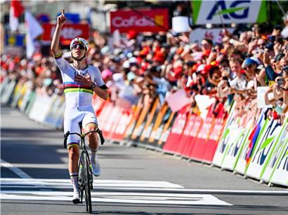 Tadej Pogacar feiert seinen vierten Sieg bei der Radrennen Liège-Bastogne-Liège mit jubelnder Geste