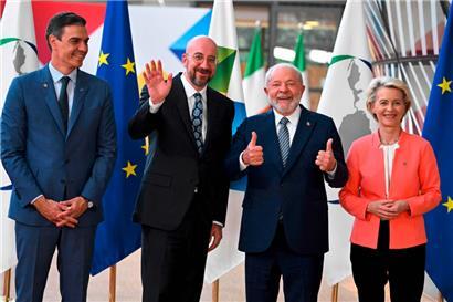 Zumindest gut gelaunt: (v.l.) Spaniens Premierminister Pedro Sanchez, EU-Ratspräsident Charles Michel, der brasilianische Präsident Luiz Inácio Lula da Silva und EU-Kommissionspräsidentin Ursula von der Leyen beim Auftakt des Gipfeltreffens in Brüssel
