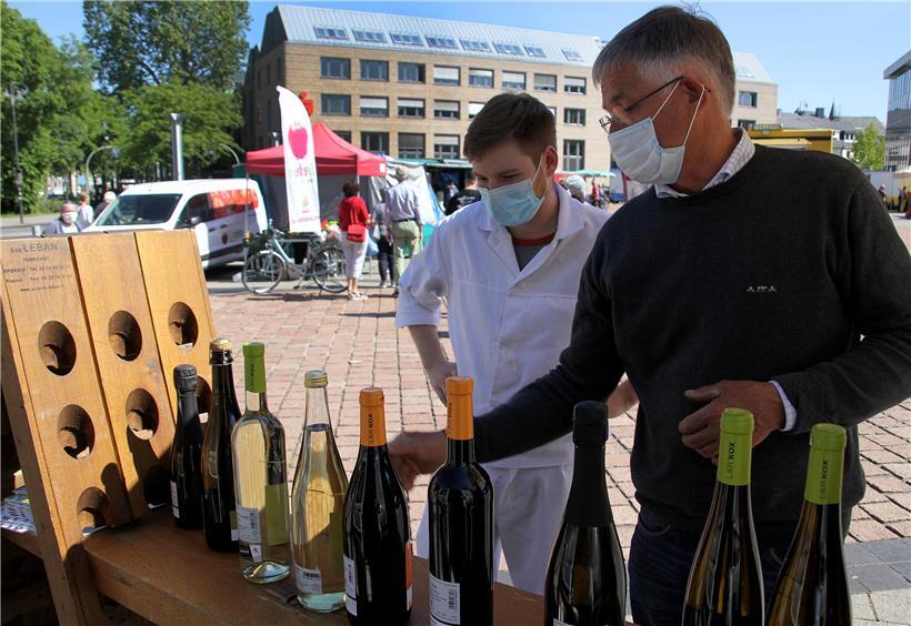 Zur Abwechslung mal luxemburgischer Wein auf dem Trierer Wochenmarkt 
