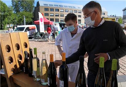 Zur Abwechslung mal luxemburgischer Wein auf dem Trierer Wochenmarkt 
