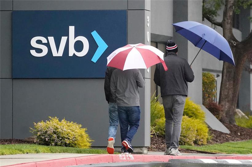 Zur Auszahlung von Kundengeldern musste die SVB Anleihen verkaufen und Milliarden-Verluste in Kauf nehmen
