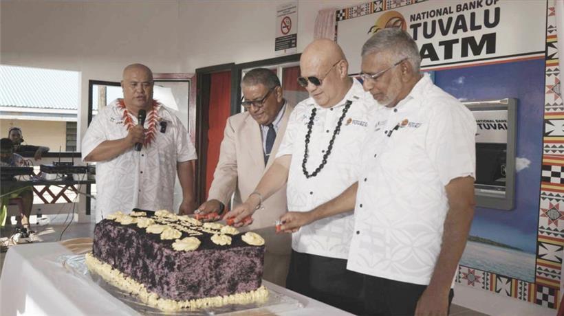 Zur Feier einen Schokokuchen: Tuvalus Premierminister Feleti Teo (2.v.r.) weiht den ersten Geldautomaten ein
