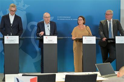 Regierungsvertreter Gloden, Frieden und Backes diskutieren Prävention und Resilienz zur Vorbereitung auf den Ernstfall.