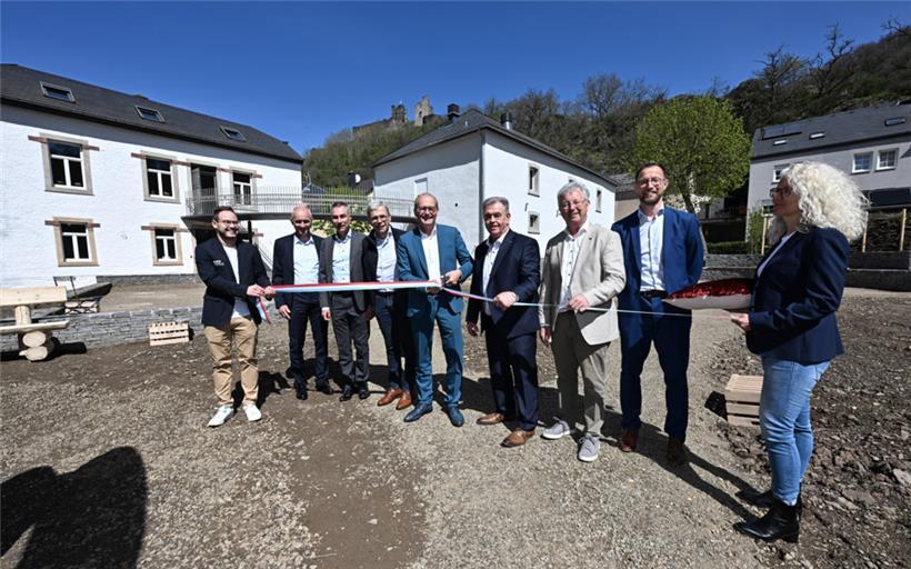 Zur offiziellen Einweihung der Geschmacksschule waren u.a. Minister Claude Turmes (M.), der Bürgermeister der Gemeinde Tandel, Ali Kaes (4.v.r.), sowie der Präsident des Naturparks Our, Emile Eicher (3.v.r.), anwesend
