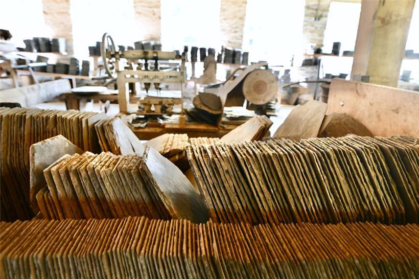 Zurechtgeschnittene Schiefertafeln im Museum