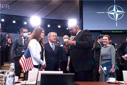 Zurren an den „roten Linien“: US-Verteidigungsminister Lloyd Austin mit seinen europäischen Kollegen in Brüssel
