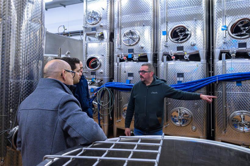 Zurück in der Kellerei in Wormeldingen erklärt uns Tom Schumacher bereits die weiteren Schritte der Weinproduktion
